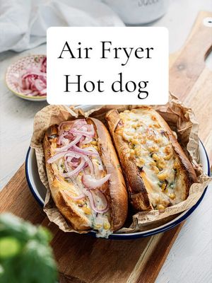 Reklám | Ez nem csak egy sima hot dog…ez annál sokkal több! ☺️ …és elég hozzá az Braun Air fyrer-ed, amit a SZOTYI20 kuponkóddal továbbra is 20% kedvezménnyel vásárolhatsz meg (a többi Braun konyhai géppel együtt) Hozzávalók: 1 db hot dog kifli 1 db virsli 2 szelet lapka sajt 4 ek kukoricasaláta 30 g reszelt trappista sajt Savanyított lilahagyma a tálaláshoz Pikáns kukoricasaláta: 1 doboz kukorica 2 ek majonéz 3 ek tejföl (20%-os) Jalapeño (ízlés szerint) Lilahagyma (finomra vágva) 60 g reszelt sajt Fél lime leve (vagy néhány csepp citrom) Só, bors Friss petrezselyem Elkészítés: Először a kukorica-salit készítsd el: Keverd össze egy tálban a kukoricát, a felaprított lilahagymát, jalapeñót, petrezselymet, a reszelt sajtot, majonézt és tejfölt. Ízesítsd sóval és borssal. A bevagdalt virsliket dobd be az airfryerbe, és 200 °C-on kb. 5 perc alatt pirítsd meg Vágd szét a kiflit, fektesd bele a lapka sajtot, az elősütött virslit, kanalazd rá bőségesen a kukoricasalátát, végül szórd meg a reszelt trappistával. Tedd vissza a megtöltött kifliket az airfryerbe, és 200 °C-on kb. 6 perc alatt süsd addig, amíg a sajt rásül és megolvad. Tálald forrón, savanyított lilahagymával a tetején! Mentsd el a receptet, hogy később is meglegyen, és ne felejtsd el használni a Szotyi20 kuponkódot a kedvezményért! #braunhousehold #braunairfryer #hotdog #airfryerhotdog 