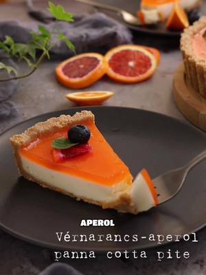 Vérnarancs-#Aperol panna cotta pite Hozzávalók: Keksz alap 200g vajas keksz morzsa 50g vaj 3 ek narancslekvár + 2 ek vízzel felhígítva A krémhez 300ml tej 300ml habtejszín 100g porcukor (ízlés szerint, vagyis igen, kóstold meg, hogy neked elég édes-e) 10g étkezési zselatin 1 narancs héja A zseléhez 250ml narancslé (átszűrve) kb 5 narancs leve 100ml Aperol 5g étkezési zselatin Teljes leírás a blogon #pannacotta #narancs #sütésnélkül #pite 