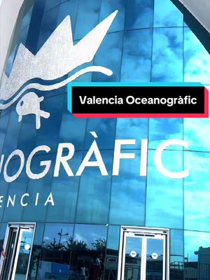 Készülünk az idei nyaralásra, de addig is hozok még a tavalyi nagy Spanyol kalandból videókat, hátha valakinek jól jön ;)  Valencia picit nagyobb távolságra volt a bázistól, de amikor megláttuk az @Oceanogràfic València -t, eldöntöttük, hogy mindenképpen elmegyünk. A nagyobbik fiúnk már elképesztően élvezi az ilyen programokat. Ha erre nyaraltok ne hagyjátok ki, más szuper látványosságokkal együtt lehet belépőt venni, ami így szuper kedvezményes. Mi online vettük a jegyeket, így nettó 3 percet álltunk sorba. Babakocsival sem kell semmit kihagynod, az egész szuperül akadálymentesítve van! Ha bemutatod a jegyed, a parkolás 8 euro egész napra. Mi délelőtt 10re értünk oda és este 8-9 között indultunk haza! Szuper az egész park, a tematika, a méretek, az építészeti megoldások. Elképesztő, biztos vagyok benne, ha nagyobbak lesznek a gyerekek újra célba vesszük 🧡 #travel #valencia #utazasgyerekkel #oceanografic #spanyolorszag
