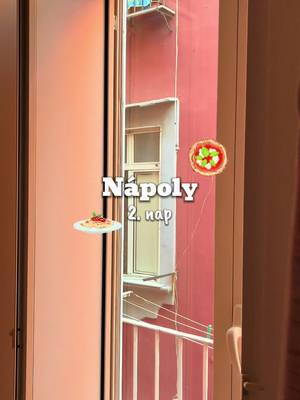 Nápoly 2. nap ☕️ Panorámás erődben reggeliztünk, nézelődtünk, sétálgattunk.. és a napot Netflixel zártuk. ☀️