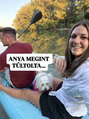 Mimi azt hitte, egy sima sétára megyünk. 10 perccel később már a Dunán ült egy SUP-on. 😂💗 Ti melyik csapat vagytok: KUTYA JÖN MINDENHOVA 🐶 vagy INKÁBB OTTHON MARAD? 😂 #mindennapok #kutyásélet #önirónia #sup #nekedbe 