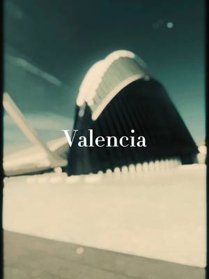 Valencia – ahol a modern építészet és a napfény találkozik ☀️ A Ciudad de las Artes y las Ciencias (A Művészetek és Tudományok Városa) nem csak egy múzeumkomplexum — hanem egy igazi jövőbe nyúló építészeti csoda. A Tudományos Múzeum és a pálmasétány, az Umbracle, Santiago Calatrava tervei alapján épült – minden ív, minden fény és árnyék játéka elképesztő harmóniát alkot. Ahogy a nap lebukott a horizonton, az épületek szinte életre keltek – a fehér ívek rózsaszín és arany árnyalatokban úsztak. Egy hely, ahol a tudomány, a természet és a művészet egyetlen látványban egyesül. Valencia, te mindig elvarázsolsz. 🧡 #Valencia #ArchitectureLovers #MuseoDeLasCiencias #travelphotography #Umbracle 