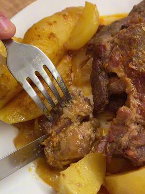#ajánló 🍺🥩 Hagymás-sörös tarja krumpliágyon – Egerben, a @Valley vendégház Eger jól felszerelt konyhájában! Egy ilyen jól felszerelt konyhában természetesen főzni is kellett valami igazán jót! 😍 Most egy hagymás-sörös tarját készítettem, méghozzá egy jó kis krumpliágyon. A krumplit felszeleteltem, összekevertem hagymával, majd jött a pác: 🧂 só 🌶️ bors 🧄 fokhagyma 🌶️ füstölt paprika 🍯 mézes mustár 🥄 és egy kis zsír A pácot alaposan összekevertem a krumplival és a hagymával, majd a tarját is szépen bepácoltam, és a tetejére fektettem. Ezután sört öntöttem alá, lefedtem alufóliával, és mehetett is a sütőbe. 🔥 150 °C-on 3 órán keresztül sütöttem, hogy a hús szépen megpuhuljon, majd levettem róla a fóliát, 230 °C-on még 15 percet pirítottam, hogy gyönyörű, ropogós kérget kapjon. És hogy hol készült mindez? 😍 A Velly Vendégházban Egerben, ahol nemcsak pihenni lehet, hanem egy ilyen kiadós családi főzéshez is minden adott. Hatalmas, jól felszerelt konyha, családoknak saját játszótér, bográcsozási lehetőség, ráadásul a jakuzzi és a szauna használata is ingyenes. Az öt apartman között a kétszemélyestől egészen a családi apartmanokig mindenki megtalálhatja a számára megfelelőt. ❤️ A tulajdonos pedig tényleg nagyon kedves, és itt érezni, hogy a vendég az első. 🎁 Ha ti is kipróbálnátok, a ROBI10 kuponkóddal 10% kedvezményt kaptok! HA FOGLALNI SZERETNÉTEK KERESSÉTEK BIZALOMMAL!  #VellyVendégház #Eger #ebéd #recept 