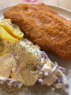 🍎🔥 MAJONÉZES ALMÁS-KUKORICÁS SALÁTA – A RÁNTOTT HAL MELLÉ TÖKÉLETES! 🐟 Ha egy gyors, krémes, ropogós és különleges köretet keresel, ezt a salátát mentsd el! 😍 🍎 Hozzávalók 4 adaghoz: 🍎 2 közepes alma – kb. 300 g 🧅 1 kisebb fej lilahagyma – kb. 80 g 🌽 1 konzerv csemegekukorica – kb. 280 g lecsepegtetve 🥄 120 g majonéz 🥛 60 g tejföl 🍋 1 tk citromlé ✨ 1–2 g édesítőszer, ízlés szerint 🧂 ½ tk só 🌶️ ¼ tk őrölt fekete bors 👨‍🍳 Elkészítés: Az almát apró kockákra vágjuk, a lilahagymát vékonyra szeleteljük, a kukoricát lecsepegtetjük. A majonézt összekeverjük a tejföllel, citromlével, édesítőszerrel, sóval és borssal. Hozzáadjuk az almát, a lilahagymát és a kukoricát, majd az egészet alaposan összeforgatjuk. ❄️ 15–20 percre hűtőbe tesszük, hogy az ízek szépen összeérjenek. 🐟 Én most ropogós rántott tőkehallal tálaltam, és egyszerűen brutál jó lett! 🤤🔥 De ne csak halban gondolkodj: bármilyen sült hús mellé is isteni! 🥩🍗 👉 Mentsd el, próbáld ki, és írd meg, te mi mellé ennéd! ❤️ #recept #gyorsvacsi #vacsora #foodie #chef 