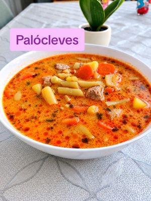 🥣 Palócleves recept Hozzávalók: 1 kg sertéshús kb. 60–70 dkg zöldbab vöröshagyma zsír pirospaprika őrölt bors köménymag babérlevél tárkonylevél só sárgarépa burgonya tejföl liszt Elkészítés: A hagymát zsíron megdinsztelem, majd hozzáadom a kockára vágott sertéshúst. A húst alaposan lepirítom, majd mehet hozzá a pirospaprika, őrölt bors, köménymag, babérlevél és só. Ezután többször is zsírjára pirítom a húst, majd felöntöm vízzel, és hagyom főni. Amikor a hús kb. 90%-ban megfőtt, hozzáadom a zöldbabot, majd fűszerezem tárkonylevéllel, egy kevés köménymaggal, sóval és borssal. Amikor a zöldbab félig megfőtt, hozzáadom a felkarikázott sárgarépát. Amikor a répa is félig megpuhult, mehet bele a kockára vágott krumpli. Az egészet jól összefőzöm, közben pedig elkészítem a habarást. A tejfölt összekeverem a liszttel jó csomómentesre, majd a leves levéből is teszek hozzá egy keveset, és ismét simára keverem. Ezután a habarást beleöntöm a levesbe, alaposan elkeverem, és még főzöm egy kicsit, hogy a habarás szépen megfőjön, és a leves jó sűrű, krémes legyen. ❤️ #palócleves #hungariancuisine #homemadefood #comfortfood #cooking 