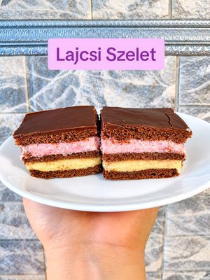 🍫 Lajcsi szelet Hozzávalók a tésztához: 3 evőkanál cukrozatlan kakaópor 2 evőkanál méz 2 db tojás 20 dkg cukor 5 dkg vaj vagy margarin 1 csomag sütőpor 40 dkg finomliszt A krémhez: 2 csomag puncs pudingpor 2 csomag vaníliás pudingpor 25 dkg puha margarin 20 dkg porcukor 1 liter tej A tetejére: 10 dkg tortabevonó 3 evőkanál napraforgóolaj Elkészítés A kakaóport, mézet, tojásokat, cukrot és a vajat gőz fölött kb. 5 percig keverjük. Közben a lisztet elkeverjük a sütőporral, majd hozzáadjuk a gőz fölött elkészített masszához, és összegyúrjuk. A tészta ragadós lesz, de ez teljesen rendben van. A tésztát 3 egyenlő részre osztjuk, majd mindhárom részből egy-egy lapot sütünk. A puncsos és a vaníliás pudingport külön-külön, fél-fél liter tejjel megfőzzük, majd teljesen kihűtjük. A puha margarint a porcukorral habosra keverjük, majd két részre osztjuk, és az egyik felét a kihűlt puncs-, a másik felét a vaníliás pudinghoz keverjük. A kihűlt lapokat megtöltjük a kétféle krémmel. A tortabevonót gőz fölött felolvasztjuk, hozzákeverjük a 2 evőkanál olajat, majd a sütemény tetejére kenjük. Hűtőbe tesszük, és érdemes egy éjszakát pihentetni, hogy a lapok szépen megpuhuljanak. ❤️ #lajcsiszelet #dessert  #bakinglove  #homemadebaking #sweettooth 