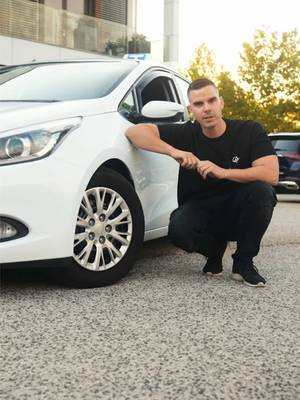 🍂 Ősszel teljesen megváltoznak az útviszonyok. Nedves aszfalt, falevelek, köd, korai sötétedés… 🚗 Ebben a videóban mutatok pár tippet, amivel biztonságosabban vezethetsz az őszi időszakban. 👀 📍@Drivingcamp  #vezetés #vezetéstechnika #ősz #autózás #drivingcamp  