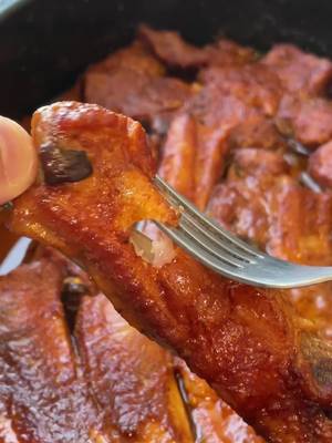 🍖 RAGACSOS-MÉZES BBQ OLDALAS – OMLÓSRA SÜTVE 🔥 Ha egy igazán omlós, szaftos és ragacsos BBQ oldalast keresel, ezt mentsd el! 🤤 🥩 Hozzávalók Az oldashoz: * 1 kg sertésoldalas * 1 nagy fej vöröshagyma * 4–5 gerezd fokhagyma * 1 dl barna sör BBQ RUB fűszerkeverék: * füstölt paprika * fekete bors * fehér bors * zöld bors * rózsabors * cayenne bors * vöröshagymapor * barna nádcukor * só A ragacsos mázhoz: * 2 ek olívaolaj * 200 g BBQ-szósz * 1 ek Worcestershire-szósz * 1 ek szójaszósz * 1 ek mustár * 3 ek édes hársméz (de bármilyen méz tökéletes) 👨‍🍳 Elkészítés Az oldalast a csontok mentén feldarabolom, majd alaposan bedörzsölöm a BBQ RUB fűszerkeverékkel. A vöröshagymát félkarikákra vágom, a fokhagymagerezdeket pedig megroppantom. Mindkettő megy a tepsi aljára. Erre kerül a befűszerezett oldalas, majd egyenletesen ráöntöm a kikevert BBQ-mázat. Aláöntök 1 dl barna sört, majd a tepsit szorosan lefedem alufóliával. 🔥 150 °C-on 2,5 órán keresztül sütöm. Ezután leveszem a fóliát, a hús tetejét még egyszer alaposan megkenem a szaftos BBQ-mázzal, majd: 🔥 230 °C-on további 10 percig pirítom. 🤤 A végeredmény? Omlós hús, szaftos belső és kívül egy fényes, karamellizált, brutál ragacsos BBQ-kéreg. 🔥🍖 Mentsd el, mert ezt érdemes lesz újra elkészíteni! ❤️‍🔥 #oldalas #bbqoldalas #recept #vacsora #chef 