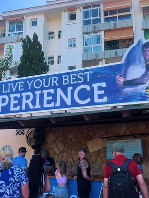 Marineland… Tavaly ugye Valenciában az Oceanographic-ban sokmindent láttunk, többek között delfin show-t is, de ez valami elképesztő volt! Ja, a jegyeket online vegyétek meg, sokkal egyszerűbb és gyorsabb a bejutás! #mallorca #marineland #travel #summer #spain  @Marineland Mallorca 