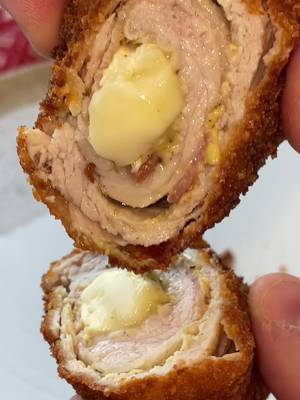 🔥 GÖNGYÖLT KARAJ BACONNEL ÉS CAMEMBERT-REL 🥓🧀 Na, EZ az a rántott hús, amitől garantáltan megindul a nyálelválasztás! 🤤🔥 A karajt nagy szeletre kiklopfoltam, majd sóztam, borsoztam és megkentem mustárral. Erre jött egy szelet bacon, majd egy jó adag camembert sajt. 🥓🧀 Feltekertem, a széleit pedig gondosan lezártam. Ha félsz, hogy sütés közben szétnyílik, egy-két fogpiszkálóval könnyen rögzítheted. 😉 Ezután jött a klasszikus panír: 👉 liszt 👉 tojás 👉 zsemlemorzsa Végül 175 °C-os olajban kb. 10 perc alatt aranybarnára sütöttem. 🔥 Kívül ropogós, belül szaftos karaj, az olvadt camembert pedig… hát, egyszerűen brutális! 🤤❤️ Te megkóstolnád? 😍👇 #göngyölthús #rántotthús #chef #camembert #recept 