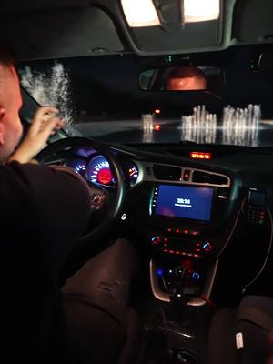 Sötétben minden más. 🌙🚗 Amit nappal természetesnek veszel, éjszaka teljesen megváltozik: kevesebbet látsz, máshova kell nézned, és sokkal jobban kell érezned az autót. Megmutatom, mire érdemes figyelned, ha sötétben vezetsz. 👀 📍 @Drivingcamp | Éjszakai tréning #vezetéstechnika #vezetés #oktato #éjszakaivezetés #jogsi 