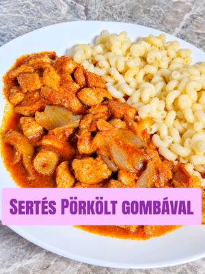 Sertéspörkölt laskagombával, ahogy én készítem 🥰 Zsíron dinsztelem a hagymát, majd hozzáadom a paprikát és a paradicsomot, és szépen összepirítom az egészet. Ezután mehet rá a felkockázott sertéshús, amit fehéredésig pirítok. Amikor a hús kifehéredett, fűszerezem: pirospaprikával, sóval, borssal, őrölt köménnyel, babérlevéllel, fokhagymával és egy kis Piros Arannyal. Ezután 3-4 alkalommal zsírjára pirítom. Minden pirítás előtt annyi vizet öntök hozzá, hogy éppen ellepje, majd hagyom elfőni és újra zsírjára pirítom. Ettől lesz igazán finom, szaftos és ízes. Amikor a hús már szépen megfőtt, hozzáadom a feldarabolt laskagombát, és még egy kicsit összefőzöm. Én most tésztával tálaltam, de nokedlivel is nagyon finom! 🍄 Jó étvágyat hozzá! ❤️#sertéspörkölt #laskagomba #pörkölt  #hungarianfood #homecooking