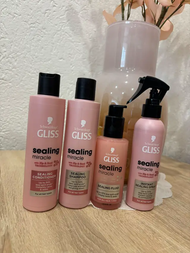 Reklám / Viszlát töredezett hajvégek? ✨🩷 Mostanában a hajápolásban nálam a hajvégek kerültek a középpontba, ezért nagyon kíváncsi voltam a Schwarzkopf Gliss Sealing Miracle termékcsaládra. A rutinban megtalálható a Sealing Miracle sampon és balzsam, a Sealing Fluid, valamint az Instant Sealing Spray is. 💗 A termékcsalád különlegessége a ZIP & Seal technológia, amelynek célja, hogy segítsen ápolni és lezárni a hajvégeket, így a haj rendezettebbnek, simábbnak és ápoltabbnak tűnhet. ✨ Amit különösen szeretek benne, hogy nem csak egyetlen termékre épül a hajápolási rutin, hanem több lépésben is tudok tenni a hajvégek ápolásáért. 💆🏼‍♀️🩷 Ha te is küzdesz száraz, töredezett hajvégekkel, szerintem érdemes lehet kipróbálnod ezt a rutint. ✨ Te melyik hajápolási lépést nem hagynád ki? 🩷👇🏻 #gliss #sealingmiracle #glissssealingmiracle #pixibuzz #buzzervagyok