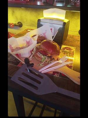 Na itt meg mi történik? Hamarosan kiderül és az is,hogy hol… ;).  #burger 