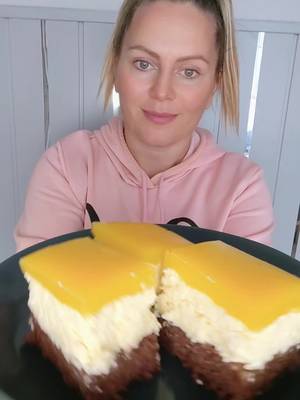 Fanta szelet 🥰  Hozzávalók: 6 ek porcukor 1 dl étolaj 4 ek liszt 0,6 dkg sütőpor 2 ek kakaópor A túrós krémhez: 50 dkg vaj 1 kg túró 20 dkg porcukor 2 csomag vaníliás cukor 1 citrom reszelt héja Fanta-mázhoz: 8 dkg vaníliás pudingpor 7 dl Fanta 4 ek cukor Elkészítés 1. A tészta A tojásokat a porcukorral kb. 10 perc alatt habosra keverjük, majd hozzáadjuk az étolajat. A lisztet, a sütőport és a kakaóport összekeverjük, majd óvatosan a tojásos masszához forgatjuk. Sütőpapírral bélelt, 23 × 34 cm-es tepsibe öntjük, és 180 fokon kb. 25 perc alatt készre sütjük. Hagyjuk kihűlni. 2. A túrós krém A vajat a porcukorral habosra keverjük, majd hozzáadjuk az áttört túrót, a vaníliás cukrot és a reszelt citromhéjat. Alaposan összekeverjük, majd a kihűlt piskótára simítjuk. Hűtőbe tesszük. 3. A Fanta-máz - pudingport a Fantával és a cukorral csomómentesre keverjük, majd folyamatos keverés mellett sűrűre főzzük. Langyosra hűtjük, aztán óvatosan a túrós krém tetejére simítjuk. 4. Hűtés A süteményt hűtőbe tesszük, amíg a máz teljesen megszilárdul. Ezután szeleteljük. 😍 #fantaszelet  #dessert #baking #túróssütemény #cake 