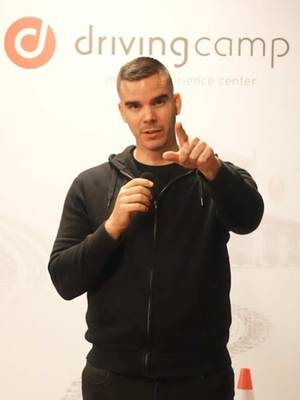 Éjszaka teljesen másképpen kell vezetned és sokkal jobban kell figyelned a hirtelen felbukkanó akadályokra. 😬  Hoztam pár hasznos tippet, hogyan reagálj az ilyen helyzetekben. A @Drivingcamp pályáján te is felkészülhetsz ezekre a helyzetekre, ráadásul teljesen biztonságos körülmények között. #vezetés #oktato #vezetéstechnika #éjszakaivezetés 