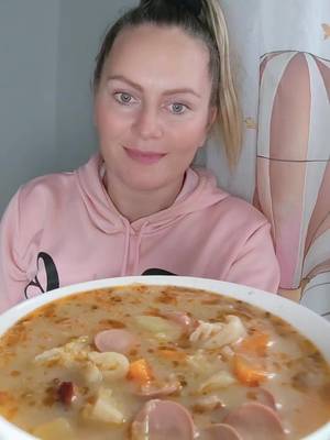 🍲 Frankfurti leves egy kicsit másképpen! 😍 Mutatom nektek, én hogyan szoktam készíteni. 🥓 A császárszalonnát felkockázom, majd lepirítom. Hozzáadom a felkockázott vöröshagymát, és együtt tovább pirítom. 🥕 Ezután mehetnek bele a zöldségek: a felszeletelt kelkáposzta, a sárgarépa és a felkockázott zeller. Kicsit összepirítom őket, majd felöntöm vízzel. 🧂 Jöhetnek a fűszerek: só, fekete bors, majoránna, őrölt kömény és a felkockázott fokhagyma. Én most egy nagyon kevés Vegetát is tettem bele, mert sajnos a bolti zöldségeknek nem mindig van olyan intenzív ízük. Ez természetesen elhagyható, én most így készítettem. 😊 🥔 Elkezdtem főzni, és amikor a zöldségek félig megfőttek, hozzáadtam a felkockázott burgonyát. Amikor a krumpli is félig megfőtt, beletettem a felkarikázott virslit, majd tovább főztem, amíg minden szépen megpuhult. 🥣 Közben elkészítettem a tejfölös rántást. Zsíron világosra pirítottam a lisztet, hozzáadtam a tejfölt, majd egy kevés főzőlével simára kevertem. Ezután a rántást a leveshez öntöttem. 🌶️ Végül egy kis pirospaprikát is tettem bele, hogy szép színe legyen. Az egészet összeforraltam, és már el is készült ez a finom, tartalmas frankfurti leves, egy kicsit másképpen! ❤️ Jó étvágyat kívánok mindenkinek! 😋 #frankfurtileves #levesrecept #lunchideas #foodtok #leves 