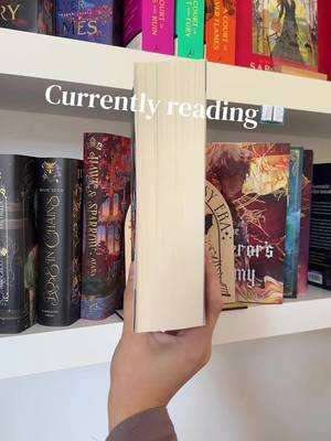 Ezer éve nem olvastam, pedig az egyik kedvenc sorozatom az Üvegtrón.🤎 Most végre újra elővettem az Empire of Stormsot! Van olyan könyv, amit bármikor szívesen újraolvasnátok?  #booktokhungary #currentlyreading #throneofglass #booktok 